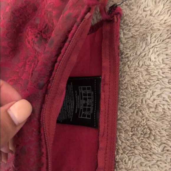 GUESS REPTILE-PRINT FAUX-SUEDE CROP HALTER - Picture 4 of 6